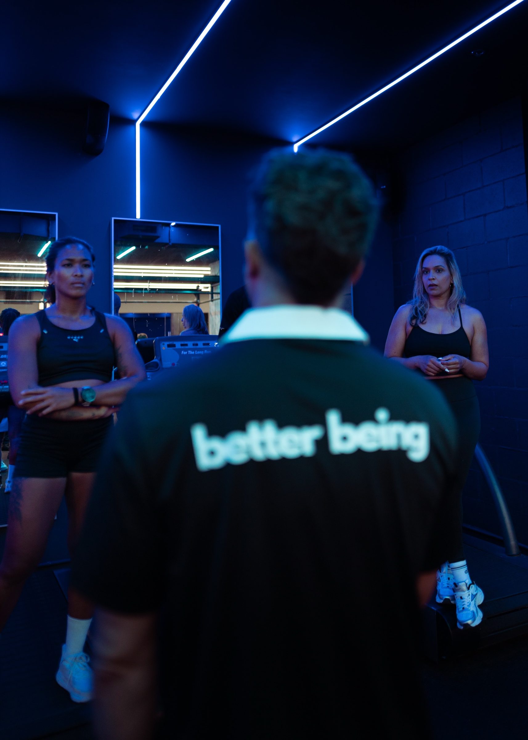 Coach Better Being avec deux participantes en salle
